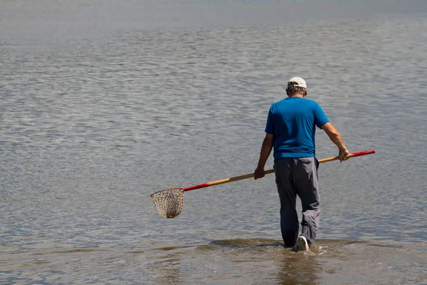 Een Oudere Blanke Man Met Een Waterbestendige Broek Honkbalpet Loopt — Stockfoto