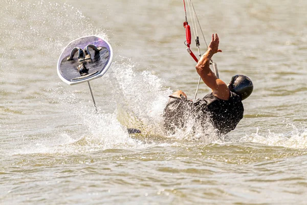 Kitesurfer Che Indossa Equipaggiamento Protettivo Sta Perdendo Equilibrio Sta Cadendo — Foto Stock