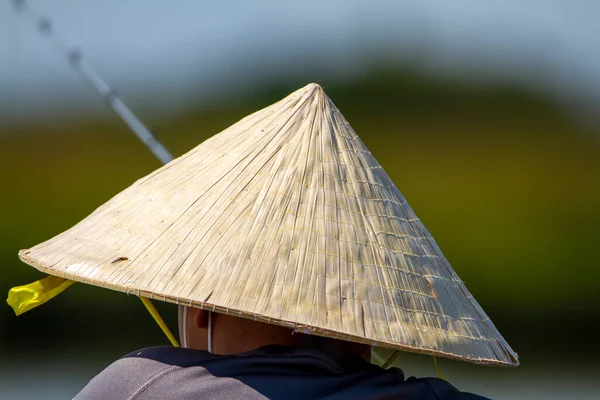 Een Aziatische Man Draagt Een Traditionele Stro Bamboe Coolie Hoed — Stockfoto