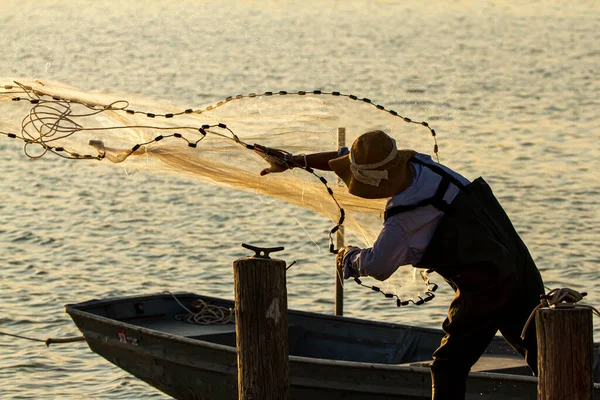 Pêcheur Portant Des Salopettes Des Bottes Ainsi Chapeau Seau Jette — Photo