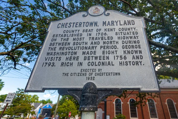 美国马萨诸塞州切斯特敦 Chestertown 位于历史名城切斯特敦市中心的一个老式路标 路标提供了有关该镇历史的信息 并提到乔治 华盛顿 — 图库照片