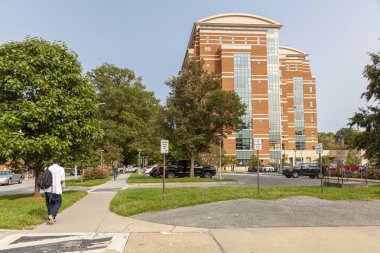 Bethesda, MD, ABD 09 / 15 / 2020: Ulusal Sağlık Enstitülerinin (NIH) ana kampüsünün görüntüsü, birçok araştırma laboratuvarının olduğu ve sokakta yürüyen bir bilim adamının bulunduğu 50 numaralı bina