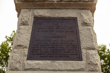 Point Lookout, MD, ABD 09 / 19 / 2020: Point Lookout, MD 'deki eski savaş esirleri kampının yakınındaki Konfederasyon Mezarlığı manzarası. Anıtlar kampta 3384 konfederasyon askerinin gömüldüğü yeri gösteriyor.