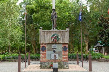Point Lookout, MD, ABD 09 / 19 / 2020: Konfederasyon Savaş Tutsağı kampında bulunan bilinmeyen bir müttefik askerin heykeli. Konfederasyon bayrağı temalı kurdeleli bir çiçek çelengi de görülür