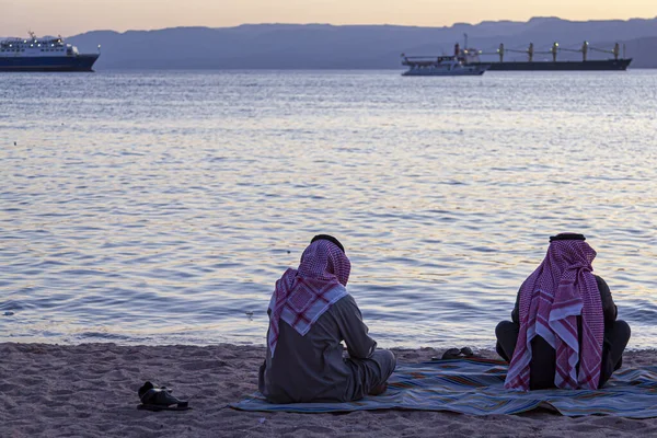 Akabe Körfezi Kıyısında Iki Arap Adam Keffiyeh Giyer Agal Thobe — Stok fotoğraf