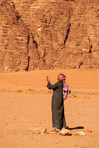 Wadi Rum Jordan 2010 Arabisk Man Traditionell Keffiyeh Agal Solglasögon — Stockfoto