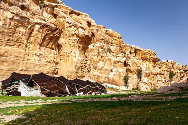 Ürdün Çöl Manzarasında Petra Yakınlarında Kurulmuş Keçi Kılından Yapılmış Bir — Stok fotoğraf