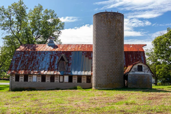 Ett Övergivet Gammalt Gårdshus Med Hög Tegelsilo Och Stor Lada — Stockfoto