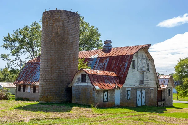 Abandoned Old Farm House Tall Brick Silo Big Barn Rusted — Stock Photo, Image