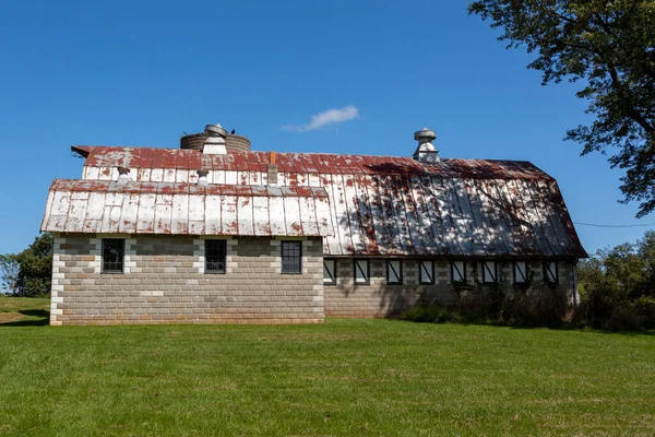 Uma Antiga Casa Abandonada Com Silo Tijolo Alto Grande Celeiro — Fotografia de Stock