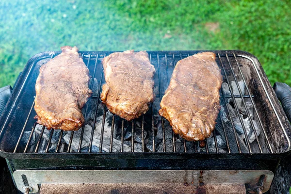 Feche Imagem Isolada Três Pedaços Bife Ferro Liso Marinado Uma — Fotografia de Stock