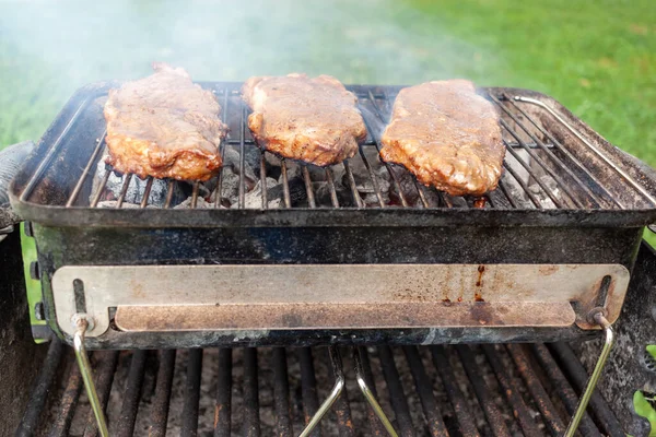 Feche Imagem Isolada Três Pedaços Bife Ferro Liso Marinado Uma — Fotografia de Stock