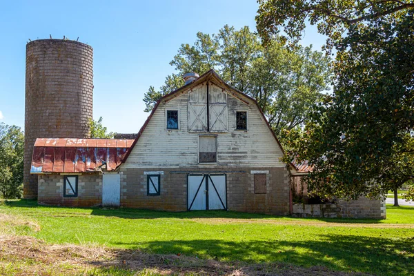 Ett Övergivet Gammalt Gårdshus Med Hög Tegelsilo Och Stor Lada — Stockfoto