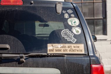 Berryville, VA, USA 09 / 27 / 2020: Bir arabanın arka camında bir sürü araba cam etiketi var. Bir tanesi Tobias Smollett 'ten komik ve yaratıcı bir söz: 