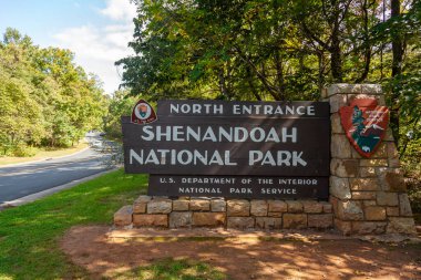 Shenandoah Vadisi, VA, ABD 09 / 27 / 2020: Başkent yakınlarındaki popüler bir kaçış noktası olan Shenandoah Ulusal Parkı 'nın kuzey girişi. Ulusal Park Hizmetleri tarafından korunmaktadır..