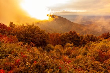 Shenandoah Vadisi 'nin manzaralı manzarası, milli parkın içindeki Skyline sürücüsü tarafından 3000 feet yüksekliğe bakıyor. Dağlara bir bulut indi ve sis sonbahar manzarasını engelliyor..