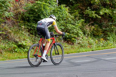 Shenandoah Vadisi, VA, ABD 09 / 27 / 2020: Shenandoah Parkı 'ndan geçen bir dağ yolu olan Skyline yolunda bisiklet süren profesyonel bir bisikletçi (dağ bisikletçisi).