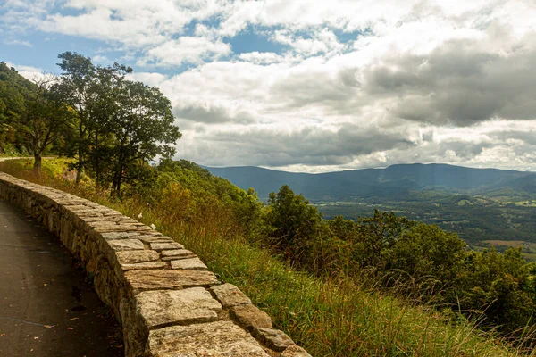 Shenandoah Vadisi 'nin manzarası Skyline Drive' ın manzarası. Görüntü, tepeleri ve dağları kaplayan geniş ormanları ve mavi dağ sırtı sıradağlarını içerir..
