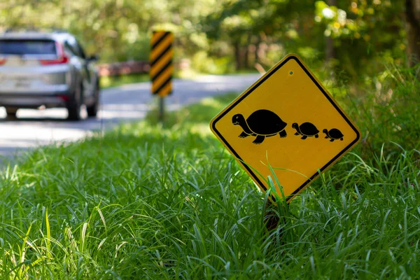 Дорожный Знак Заповеднике Который Предупреждает Водителей Диких Животных Переходящих Дорогу — стоковое фото