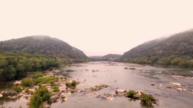 Washington 'daki Sandy Hook Köprüsü' nden Potomac nehrinin görüntüsü. Nehir kıyısında görülen Appalachian Dağları 'na sis indi. Harpers Ferry 'den uzakta manzaralı bir kasaba görülüyor..
