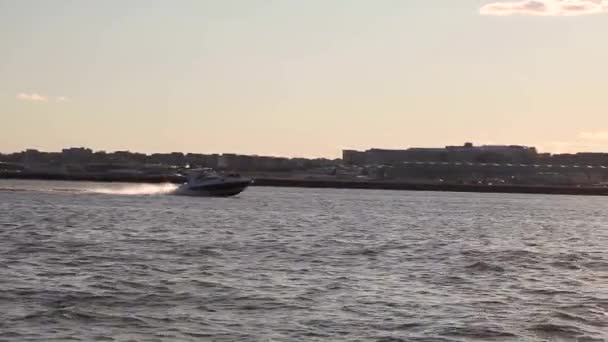 Schwenkaufnahmen Eines Kajütkreuzers Vom Typ Motorboot Das Sich Schnell Auf — Stockvideo
