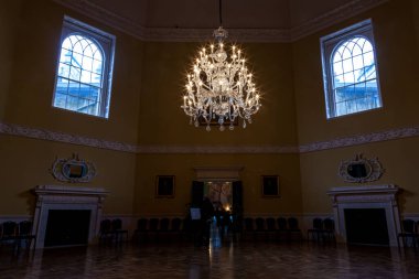 Bath, UK 03 / 06 / 2010: Güzel avizeleri ve kalça çatıları olan tarihi hamam meclisi odalarının içi. Bu odalar mimar John Wood tarafından 1769 'da tasarlandı..