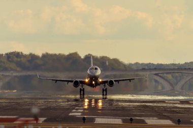 Washington DC, ABD 10 / 02 / 2020: Gün batımında DCA havaalanından bir Airbus A 321 uçağı kalkıyor. Jet yakıtının egzozu ve buharlaşması muazzam bir bulanıklık ve hava kirliliği yaratır..