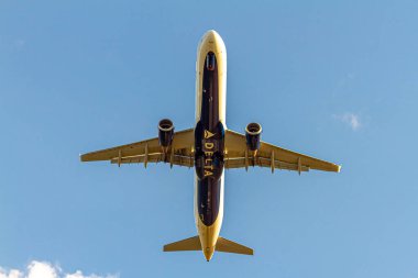Washington DC, ABD 10 / 02 / 2020: Reagan 'dan havalandıktan sonra bir Delta Airlines uçağının (Airbus A321) baş görüntüsü üzerinde