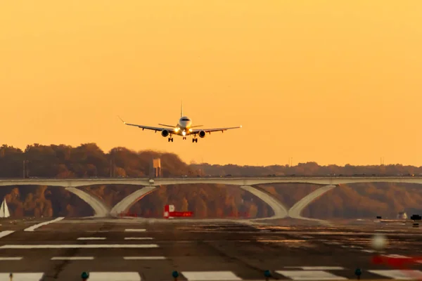 Letecká Společnost Pomalu Přistává Přistávací Dráze Při Západu Slunce Světla — Stock fotografie