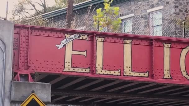 一座古老的 欢迎来到埃利科特市 的标志挂在一座铁桥旁边的一块金属板上 埃利科特市始建于1772年 是一个历史名胜和旅游目的地 — 图库视频影像
