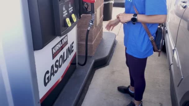 美国密歇根州弗雷德里克10 2020 一名高加索妇女在Costco批发公司的一个自助加油站为自己的汽车加油 Costco向其成员提供天然气折扣价格 — 图库视频影像
