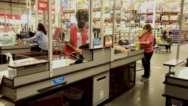 弗雷德里克 2020年8月10日 在Covid 19大流行病期间 美国超级市场采取极端措施保护其员工和客户的安全 戴口罩和手套的员工在玻璃窗后面工作 以减少接触 — 图库视频影像