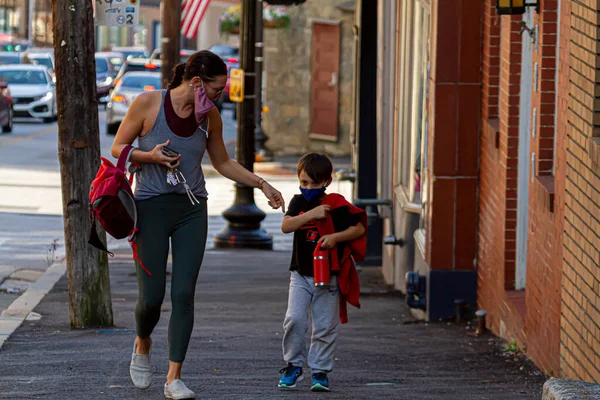 Ellicott City Usa 2020 Молодая Спортивная Мать Одиночка Забирает Своего — стоковое фото