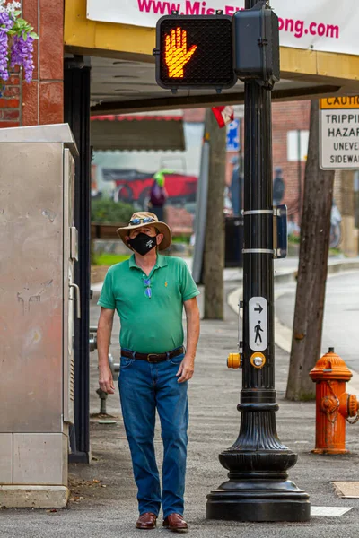 Ellicott City 2020 청바지 카우보이 부츠를 착용하고 중년의 남자가 신호를 — 스톡 사진