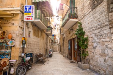 Bari, İtalya - 5.05.2018: Görünüm dar bir güneşli caddesi şehrin Bari, İtalya