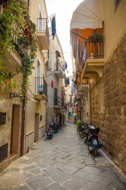Bari, İtalya - 5.05.2018: Görünüm dar bir güneşli caddesi şehrin Bari, İtalya