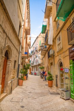 Bari, İtalya - 5.05.2018: Görünüm dar bir güneşli caddesi şehrin Bari, İtalya