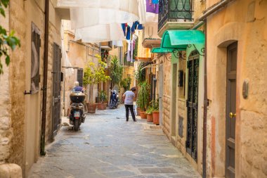 Bari, İtalya - 5.05.2018: Görünüm dar bir güneşli caddesi şehrin Bari, İtalya