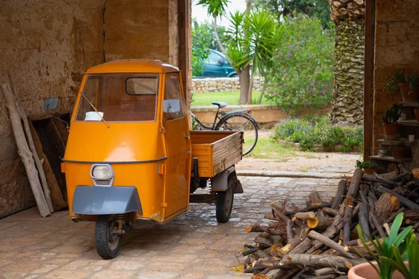 Naranja coche de tres ruedas utilizado para el transporte —  Fotos de Stock