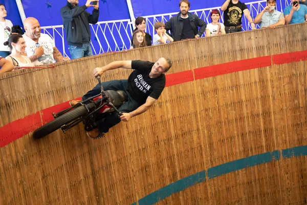 Rimini, Italy - 7.05.2018: Motorcycle show of Russian devils in big wooden barrel with complicated circus tricks in Rimini — Stock Photo, Image