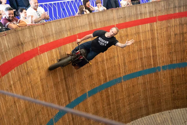 Rimini, Italy - 7.05.2018: Motorcycle show of Russian devils in big wooden barrel with complicated circus tricks in Rimini — Stock Photo, Image