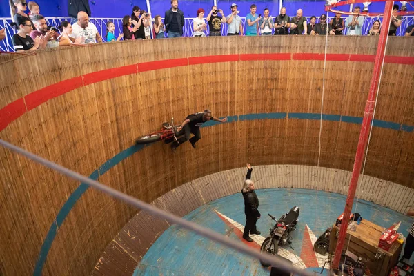 Ρίμινι, Ιταλία - 7.05.2018: Μοτοσικλέτα επίδειξη της Ρωσικής διάβολοι στο μεγάλο ξύλινο βαρέλι με πολύπλοκα τσίρκο κόλπα σε Ρίμινι — Φωτογραφία Αρχείου