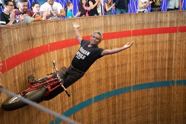 Rímini, Italia - 7.05.2018: Motocicleta de demonios rusos en gran barril de madera con complicados trucos de circo en Rímini —  Fotos de Stock