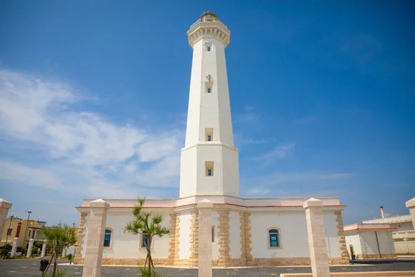 Witte vuurtoren van Torre Canne, Fasano in ten zuiden van Italië — Stockfoto