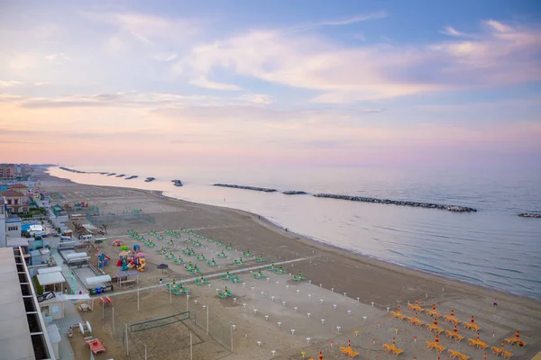 Een strand in de Adriatische Zee in Rimini op zonsondergang tijd, Italië — Stockfoto