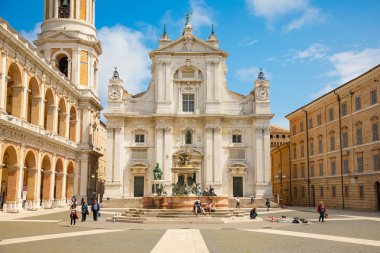 Loreto, Ancona, İtalya - 8.05.2018: Arka plan güneşli gün, revak tarafa, Loreto meydanda insanlarda Bazilikası Loreto Meydanı