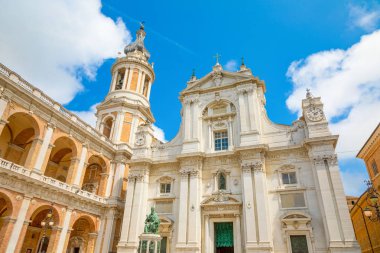 Loreto bazilika güneşli gün, heykel ve tower, İtalya