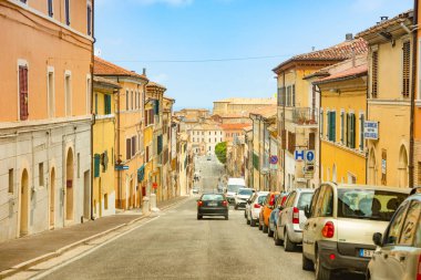 Loreto, Ancona, İtalya - 8.05.2018: Merkez sokağında Loreto bazilika Santa Casa için insanlar ve arabalar, İtalya