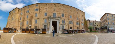 Loreto, Ancona, İtalya - 8.05.2018: Loreto bazilika Santa Casa için merkezi sokak arabalar İtalya ve kişinin Panoraması