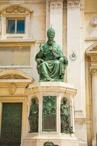 Estatua del Papa Sixto V., Basílica della Casa Santa, lugar de peregrinación de Loreto, provincia de Ancona, Italia — Foto de Stock